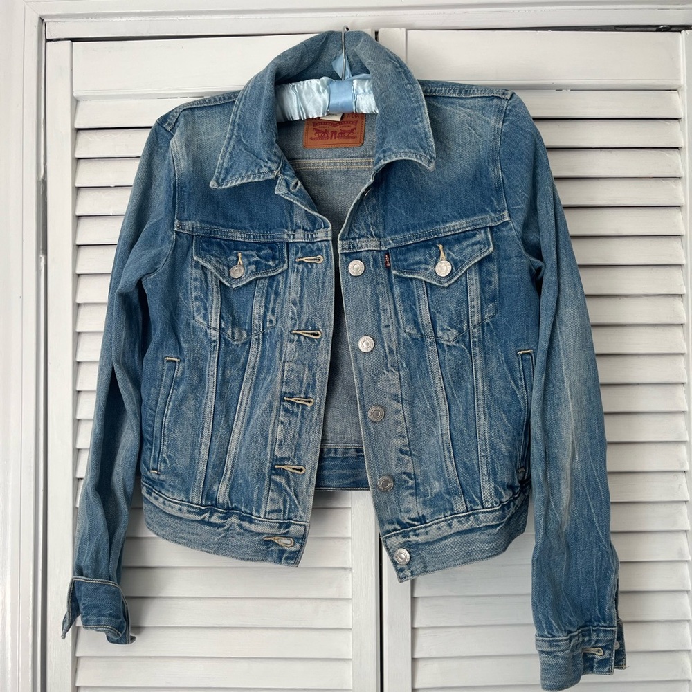 Levi’s denim cropped trucker jean jacket, small